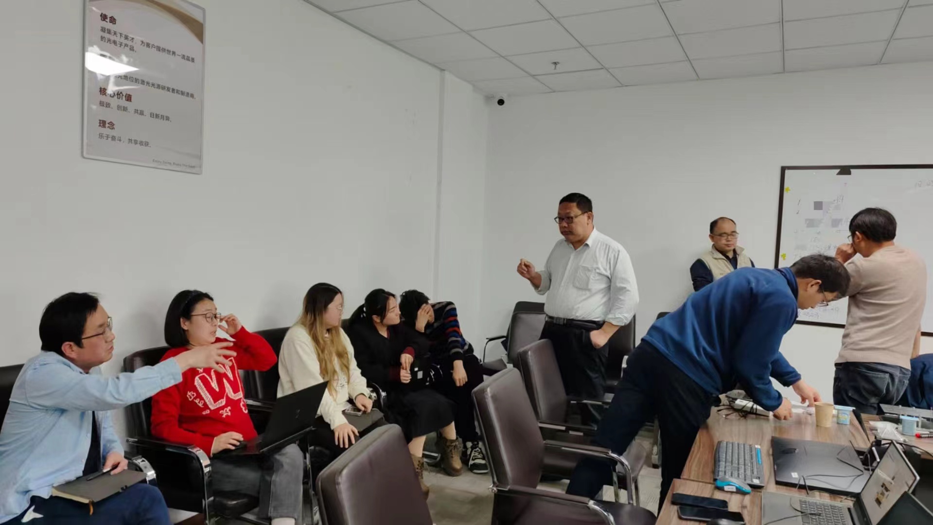 孙永伟博士带领独角兽企业苏州度亘光电某项目研发团队运用TRIZ理论解决研发、生产中的技术难题 孙永伟博士带领独角兽企业苏州度亘光电某项目研发团队运用TRIZ理论解决研发、生产中的技术难题