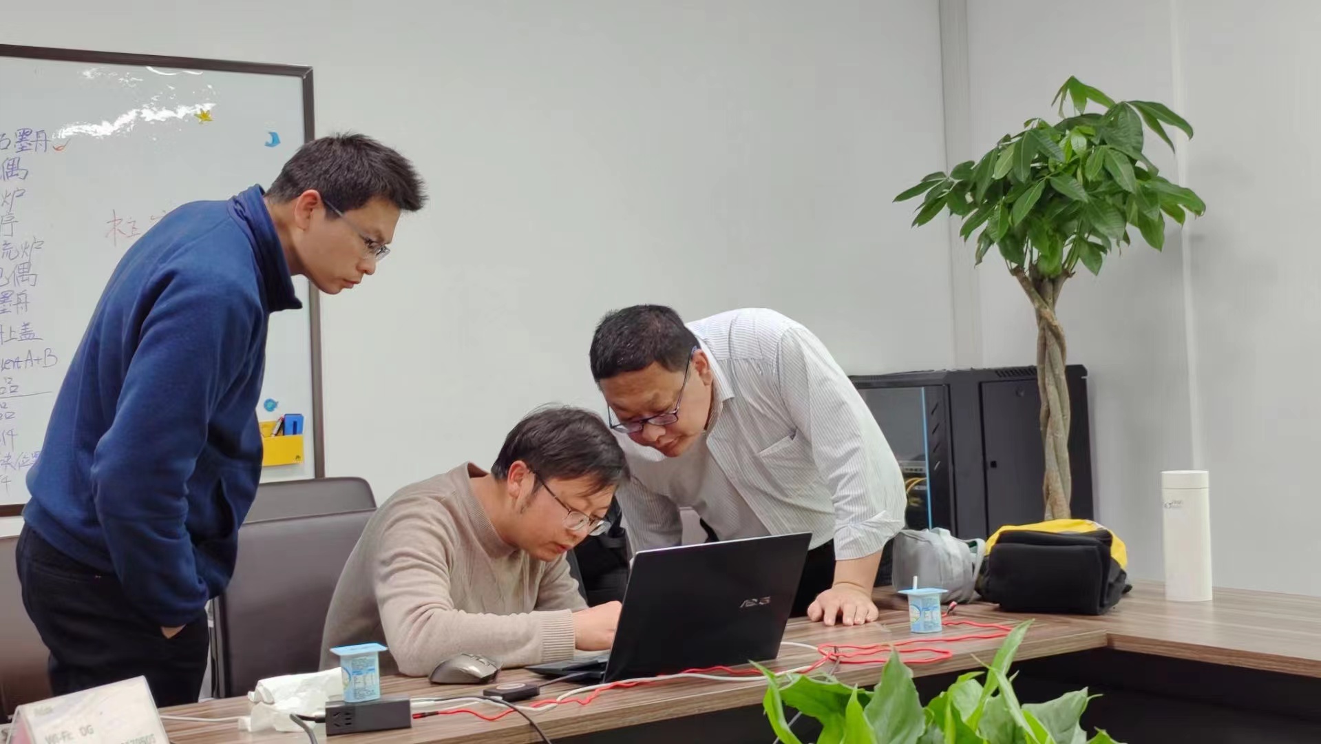 孙永伟博士带领独角兽企业苏州度亘光电某项目研发团队运用TRIZ理论解决研发、生产中的技术难题 孙永伟博士带领独角兽企业苏州度亘光电某项目研发团队运用TRIZ理论解决研发、生产中的技术难题