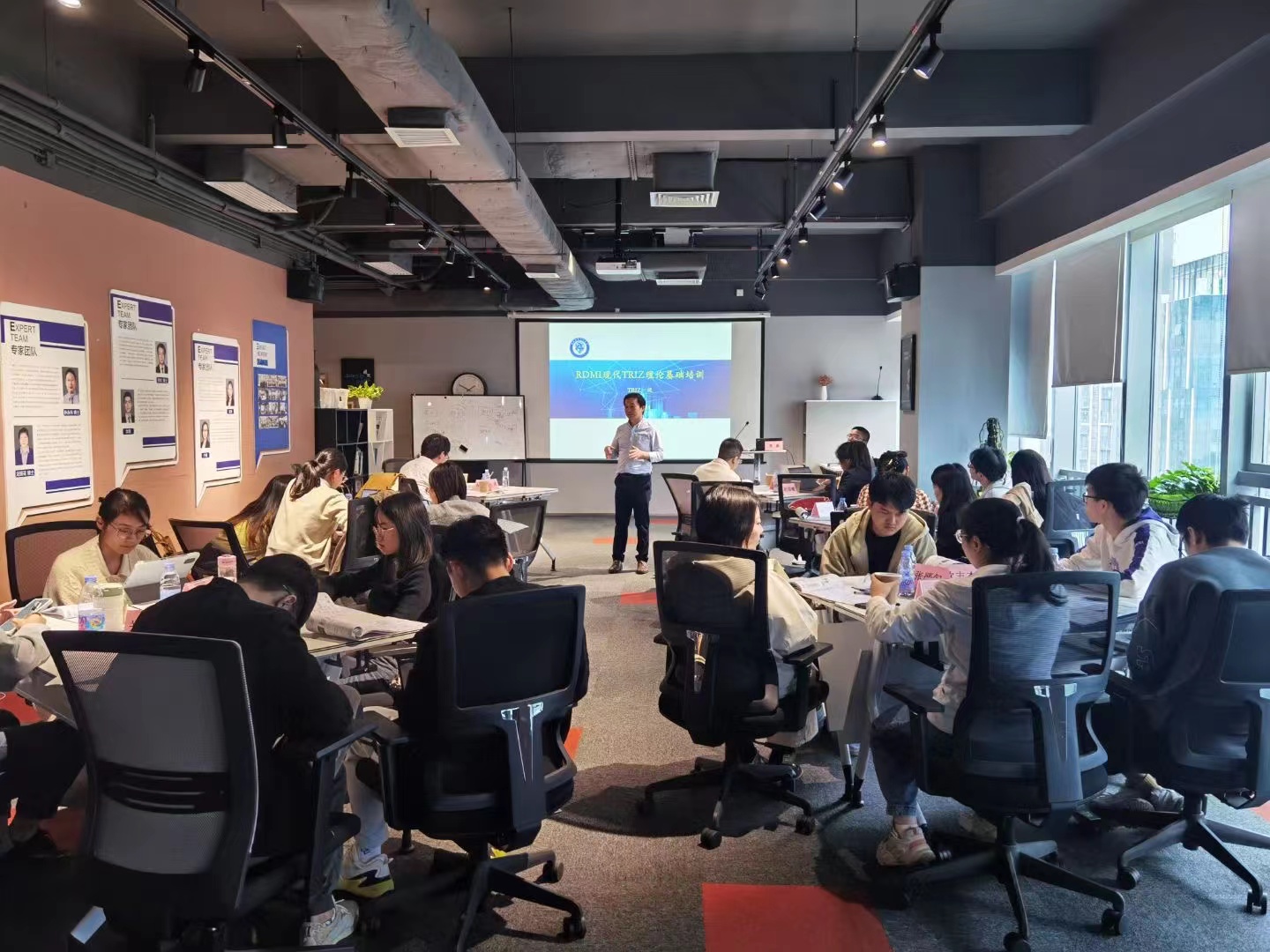 RDMI®TRIZ四级专家李淼博士为广州理工学院的教师们进行TRIZ一级培训 RDMI®TRIZ四级专家李淼博士为广州理工学院的教师们进行TRIZ一级培训