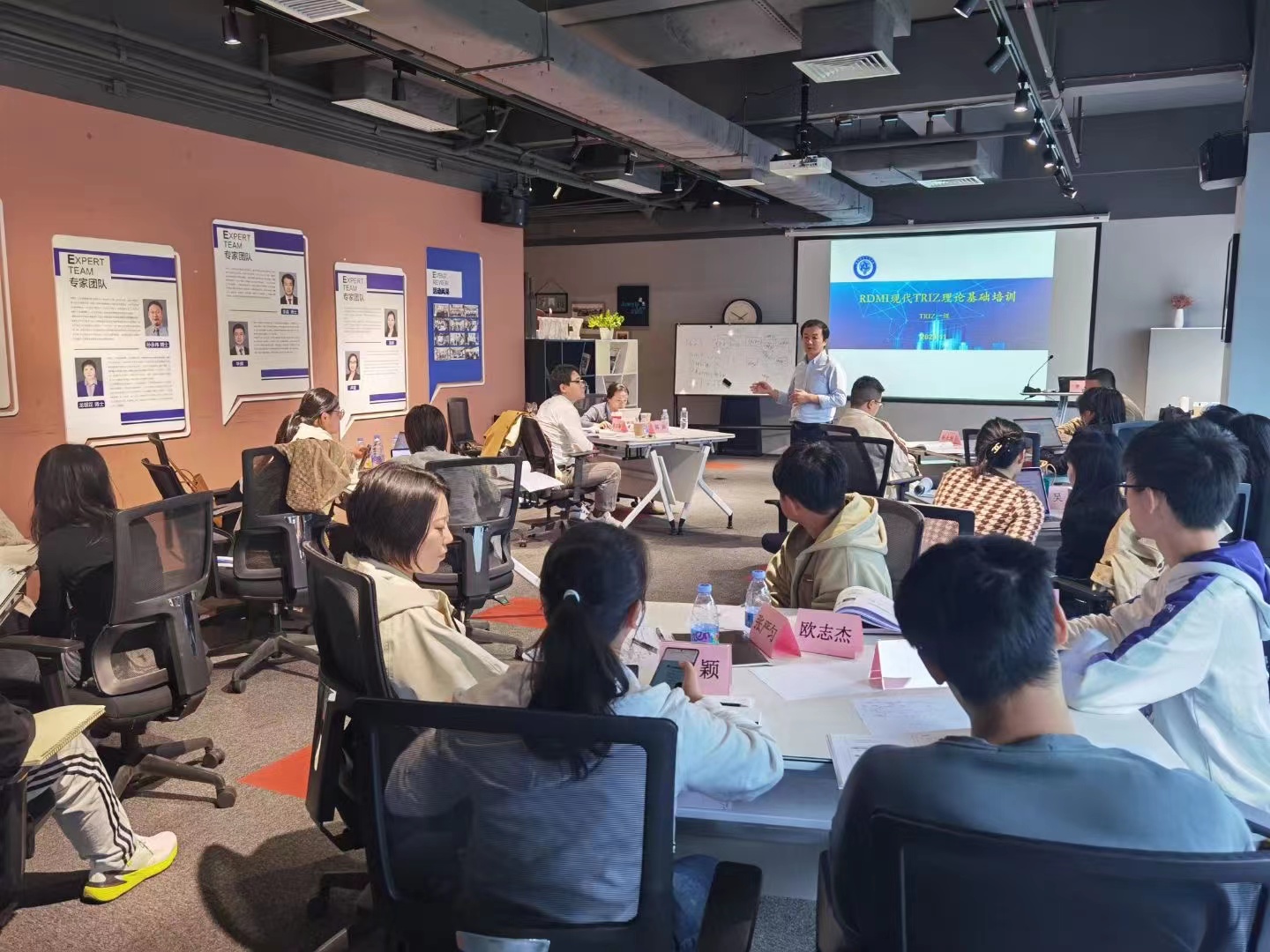 RDMI®TRIZ四级专家李淼博士为广州理工学院的教师们进行TRIZ一级培训 RDMI®TRIZ四级专家李淼博士为广州理工学院的教师们进行TRIZ一级培训
