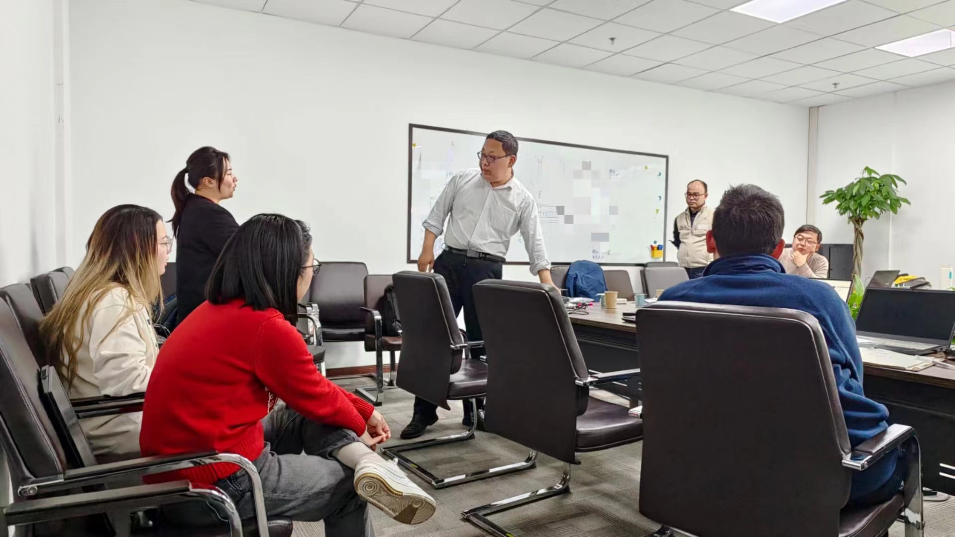 孙永伟博士带领独角兽企业苏州度亘光电某项目研发团队运用TRIZ理论解决研发、生产中的技术难题 孙永伟博士带领独角兽企业苏州度亘光电某项目研发团队运用TRIZ理论解决研发、生产中的技术难题