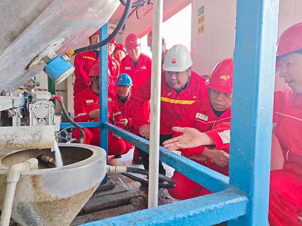 孙永伟博士与中国石油大港油田的技能专家、劳模们探讨TRIZ创新方法的新发展 孙永伟博士与中国石油大港油田的技能专家、劳模们探讨TRIZ创新方法的新发展